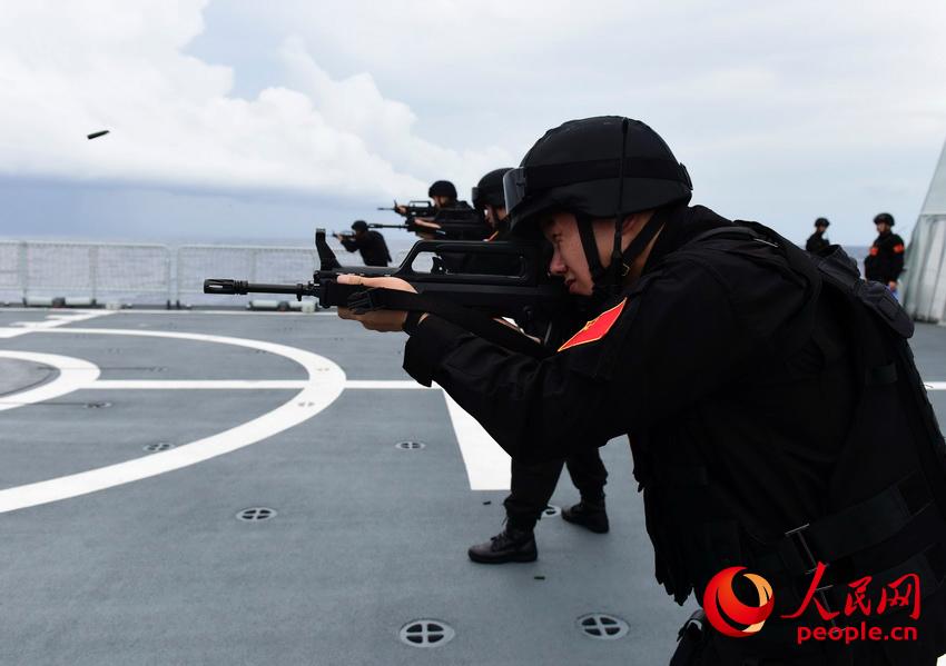 高清：海军第三十批护航编队组织实弹射击训练