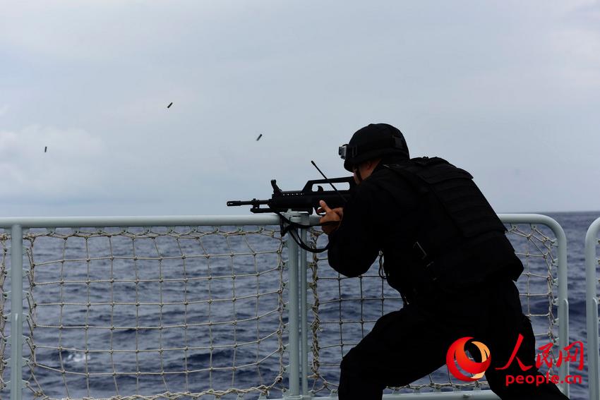 高清：海军第三十批护航编队组织实弹射击训练