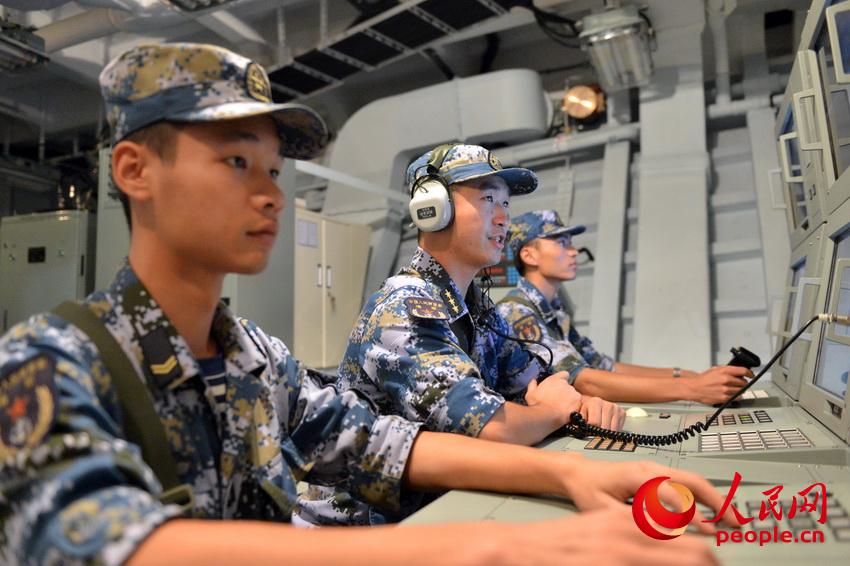 高清：海军第三十批护航编队组织实弹射击训练