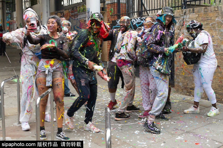 英国伦敦诺丁山狂欢节首日：肆意泼墨享受涂鸦乐趣 超100万人参与狂欢活动