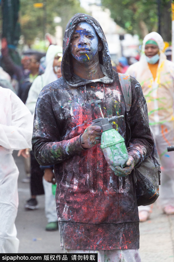 英国伦敦诺丁山狂欢节首日：肆意泼墨享受涂鸦乐趣 超100万人参与狂欢活动