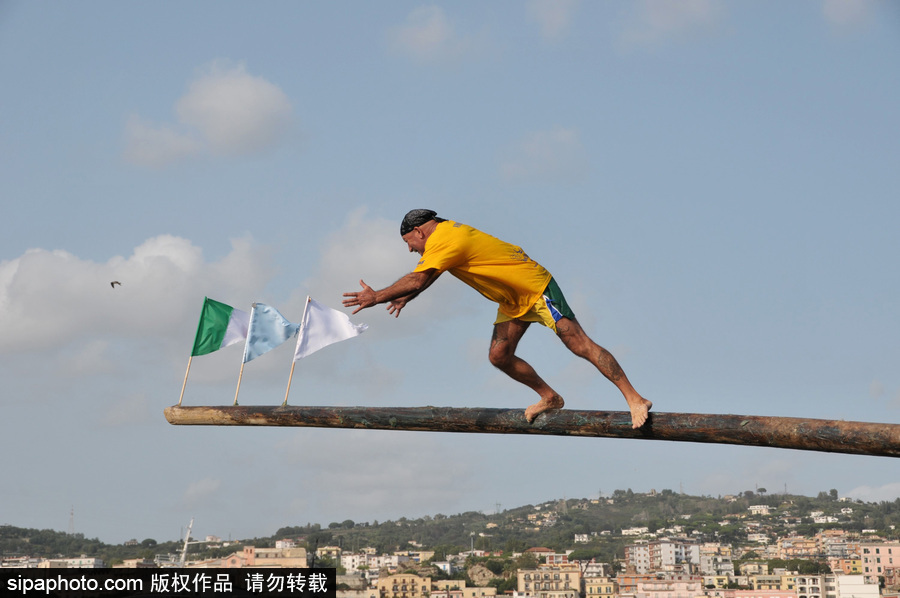 这项传统比赛刺激又好玩！意大利渔民过独木桥摘旗子五花八门落水姿势令人捧腹