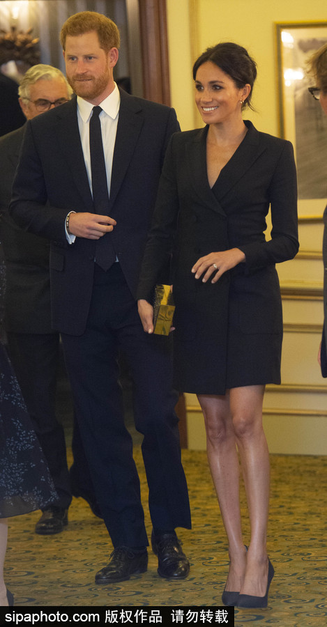 英国哈里王子夫妇亮相伦敦慈善演出现场 梅根王妃一袭黑色套装短裙尽显优雅气质