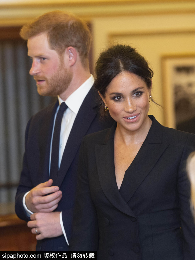 英国哈里王子夫妇亮相伦敦慈善演出现场 梅根王妃一袭黑色套装短裙尽显优雅气质