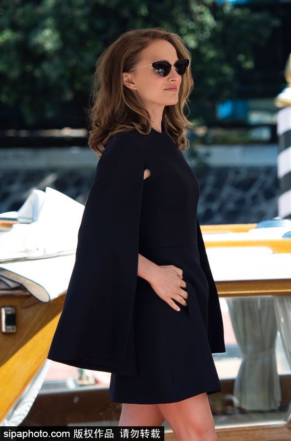 75届威尼斯：娜塔莉·波特曼身着一袭小黑裙优雅抵达水城