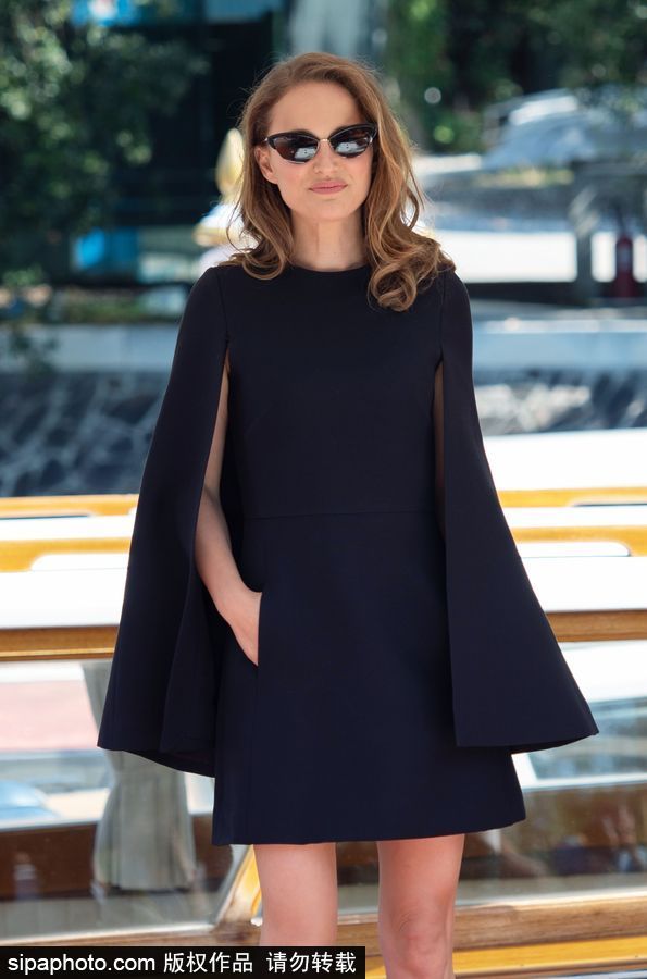75届威尼斯：娜塔莉·波特曼身着一袭小黑裙优雅抵达水城