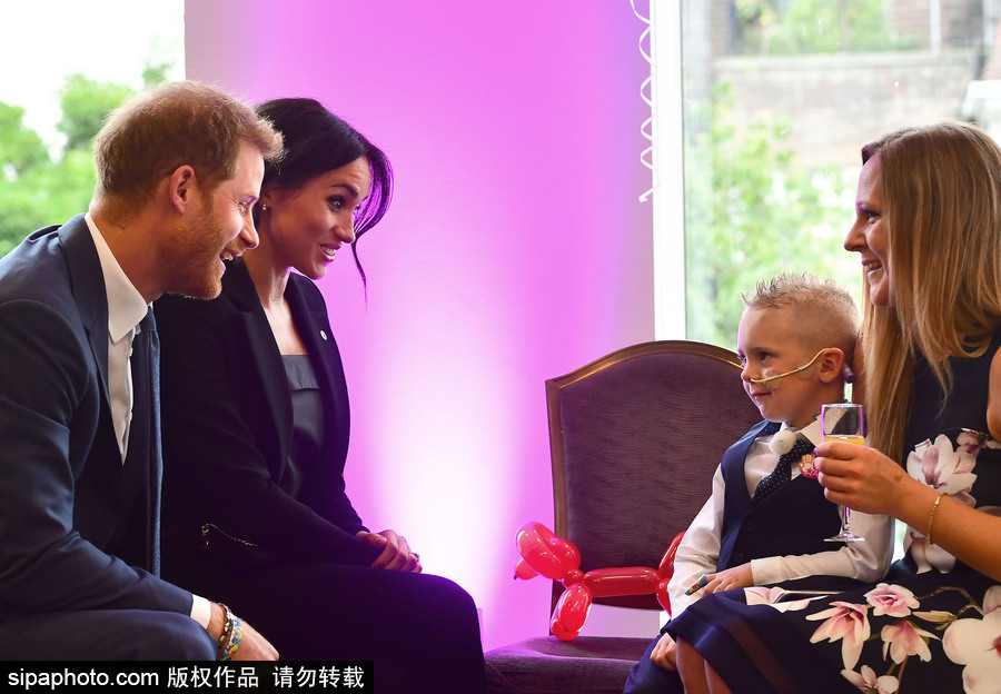 英国哈里王子携梅根王妃出席“健康儿童”颁奖仪式 情侣款套装大秀恩爱和睦