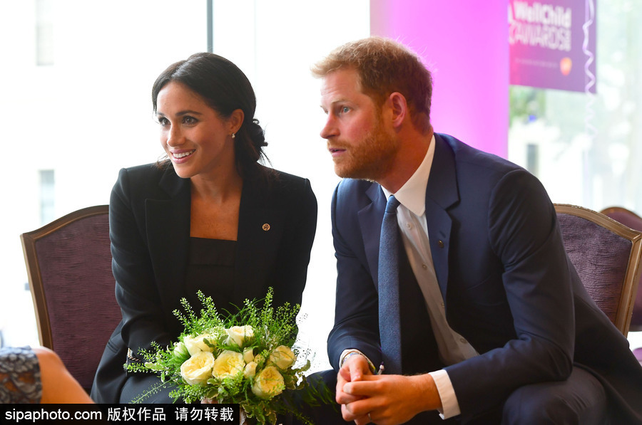英国哈里王子携梅根王妃出席“健康儿童”颁奖仪式 情侣款套装大秀恩爱和睦