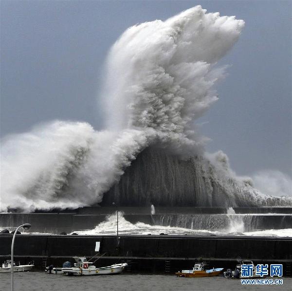 日本关西机场被淹成孤岛 中国总领馆接千名同胞回家