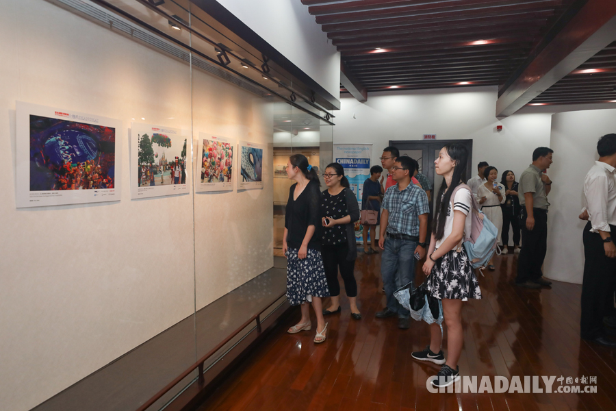《百名摄影师聚焦上海》精选图片展高校首展在复旦大学举行