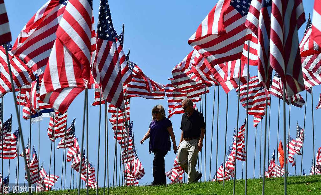 美国大学树起2997面国旗 悼念“9·11”恐怖袭击遇难者