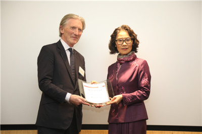 驻英国大使夫人胡平华荣获英国48家集团俱乐部“女性破冰者终身成就奖”