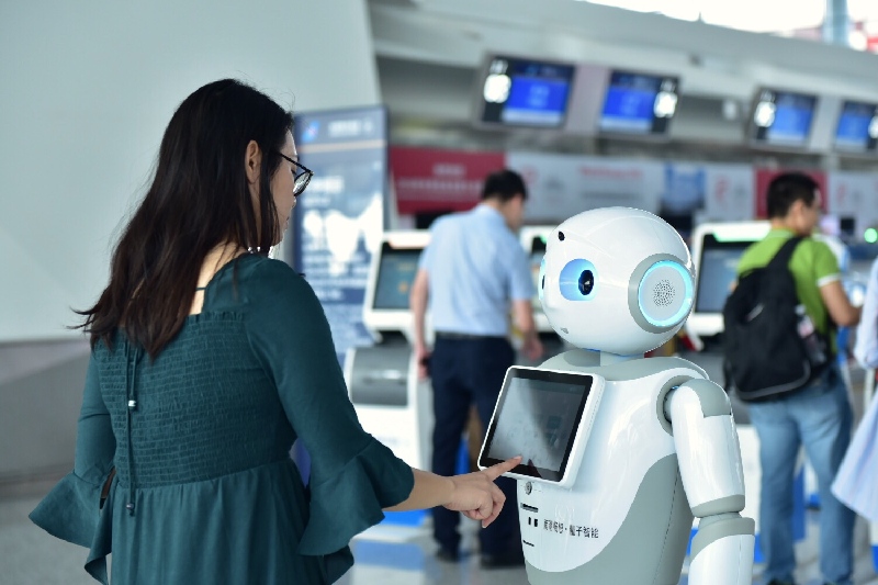 智慧出行新体验：白云机场上线“云朵”智能机器人