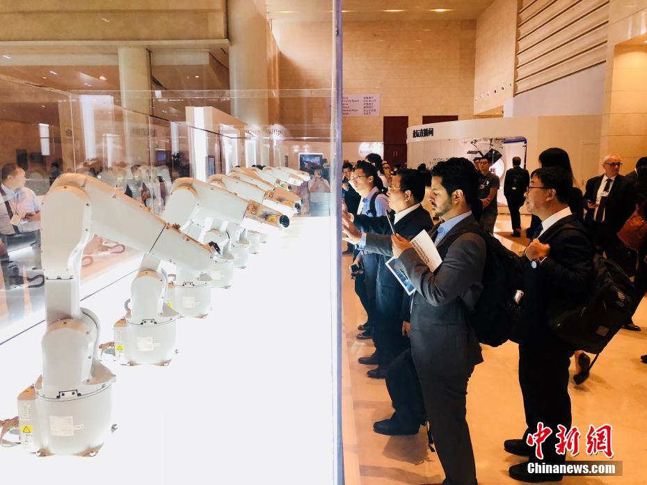 2018夏季达沃斯在天津举行 体验“前沿科技”