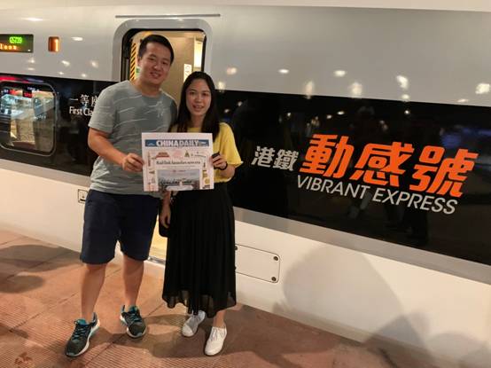 广深港高铁开通首日民众热情体验，沿线车站运营通畅