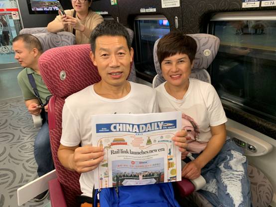 广深港高铁开通首日民众热情体验，沿线车站运营通畅