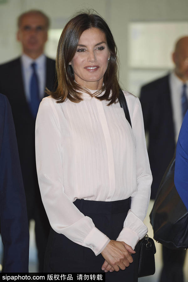 西班牙王妃莱蒂齐亚参加世界癌症研究日活动 白衬衣西裤显干练
