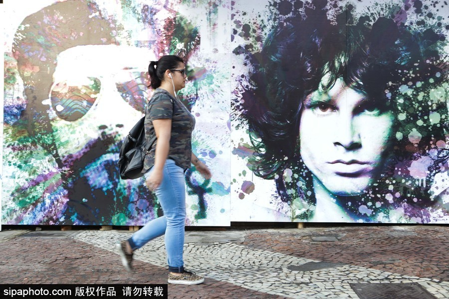 巴西：致敬偶像！圣保罗街头出现摇滚明星巨幅画像