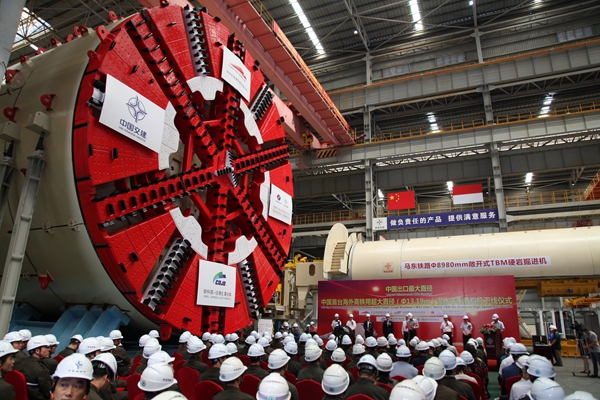 中国首台出口海外高铁用超大直径泥水平衡盾构机顺利下线