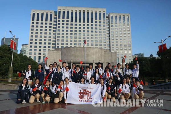 上海中学生用相机记录国庆<BR>