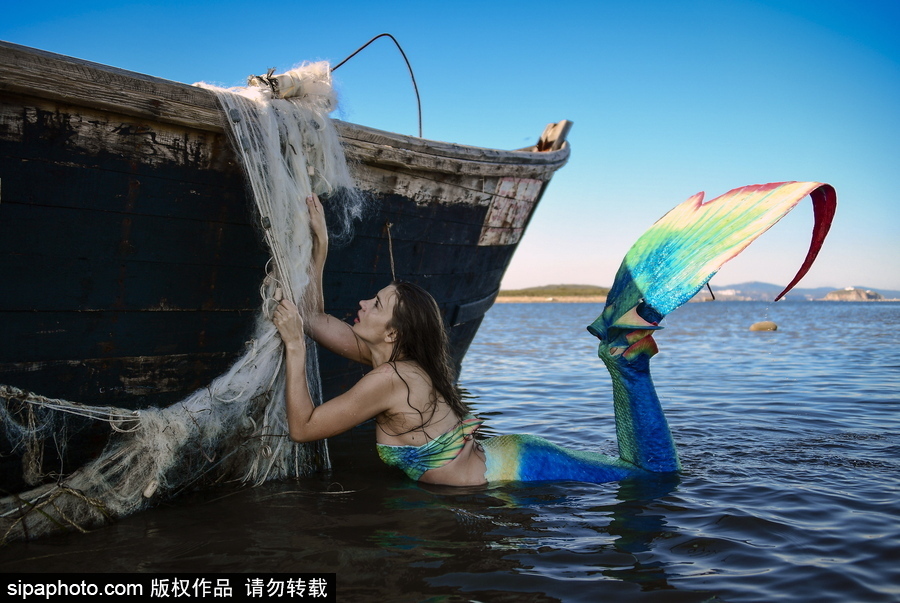 俄罗斯符拉迪沃斯托克：“美人鱼”模特水中拍照再现童话场景