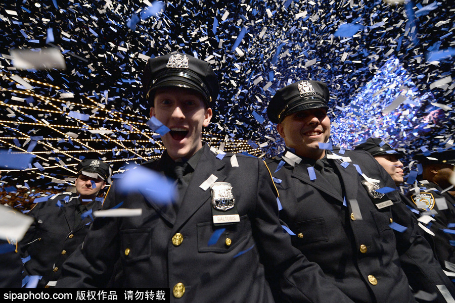 美国纽约：青春洋溢朝气十足！纽约市警察学院毕业典礼盛大举行