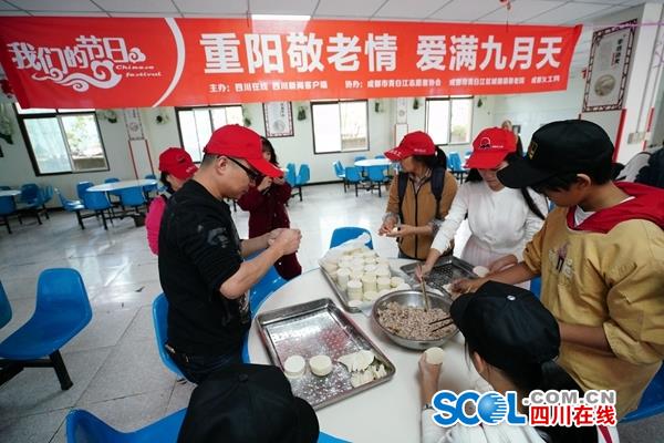 重阳节前夕 百余位老人过了一个不一样的节日