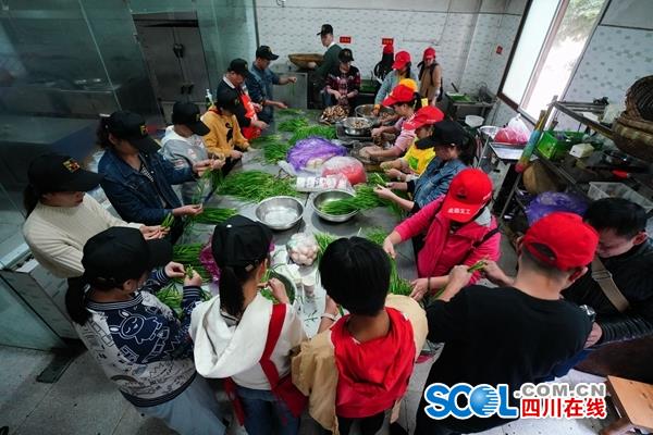 重阳节前夕 百余位老人过了一个不一样的节日