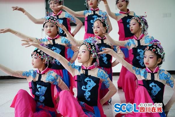 重阳节前夕 百余位老人过了一个不一样的节日