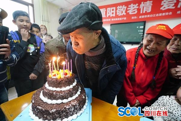 重阳节前夕 百余位老人过了一个不一样的节日