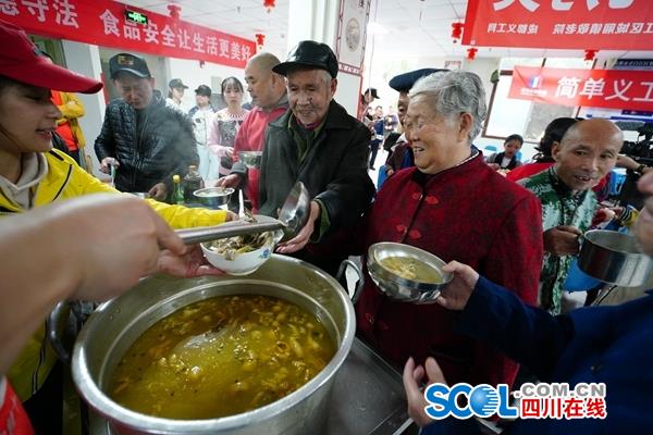 重阳节前夕 百余位老人过了一个不一样的节日