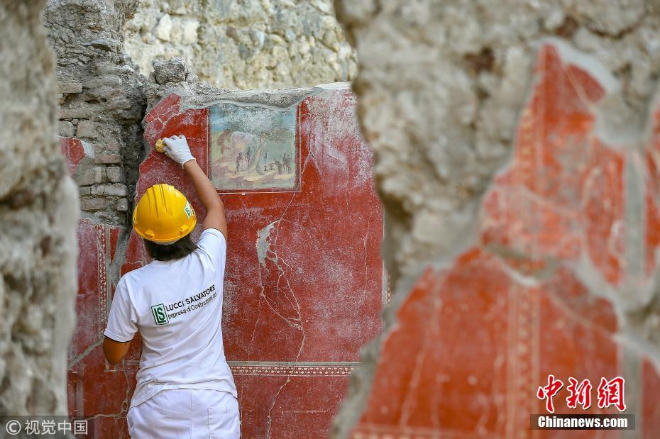 意大利庞贝古城精美壁画遗迹出土 工作人员展开修复