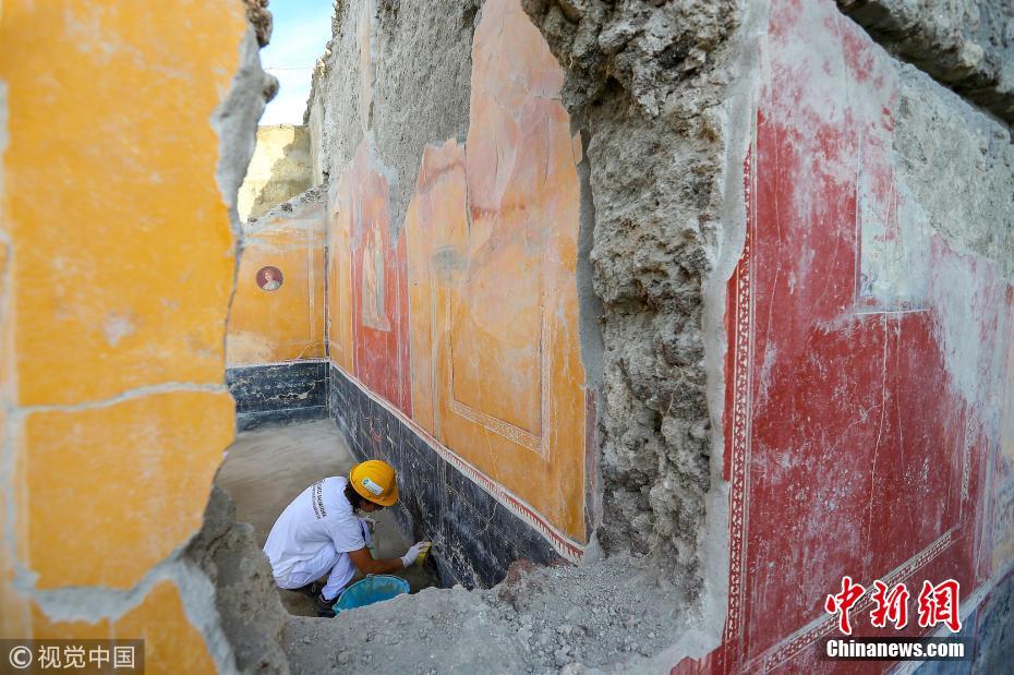 意大利庞贝古城精美壁画遗迹出土 工作人员展开修复