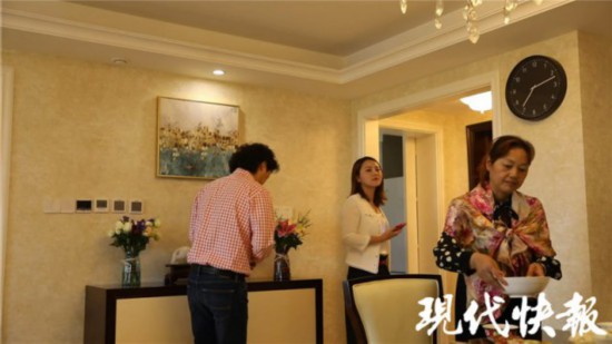 小夫妻“爱的谎言”浪漫了重阳节感动南京城