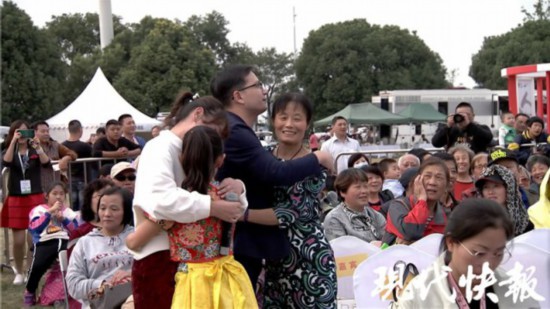 小夫妻“爱的谎言”浪漫了重阳节感动南京城