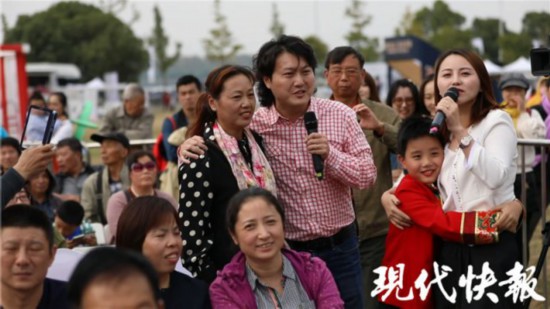 小夫妻“爱的谎言”浪漫了重阳节感动南京城