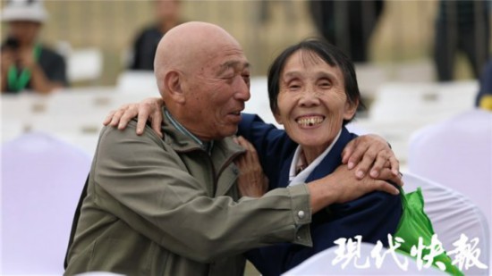 小夫妻“爱的谎言”浪漫了重阳节感动南京城