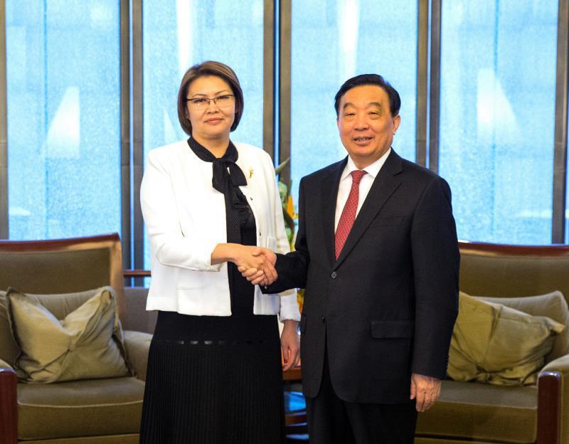 王晨会见出席太湖世界文化论坛第五届年会的吉尔吉斯斯坦副总理奥穆尔别科娃