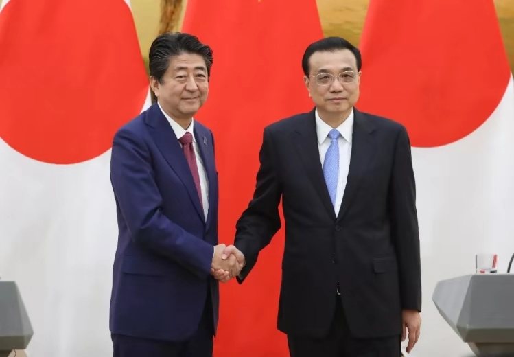 李克强与日本首相安倍晋三共同会见记者