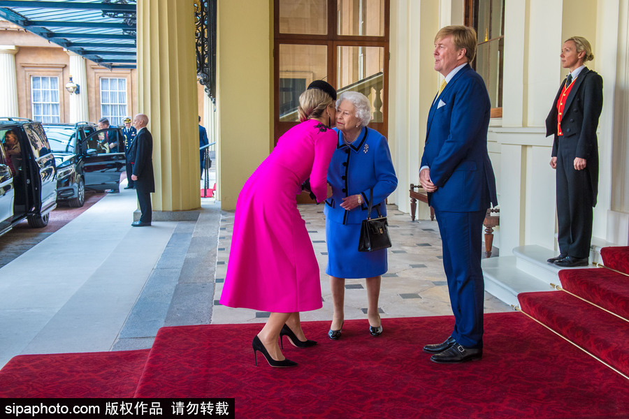 英国女王伊丽莎白二世身着蓝色套装精神矍铄