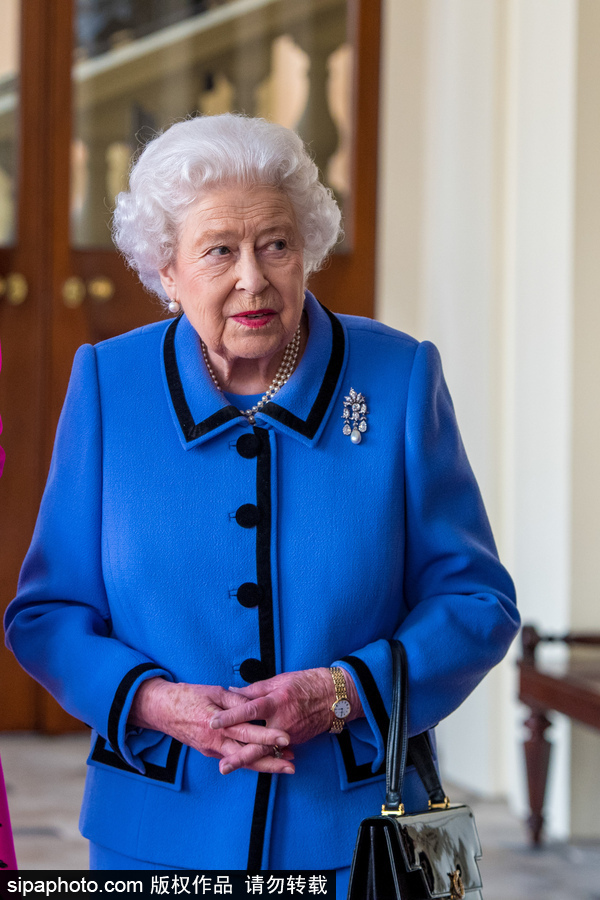 英国女王伊丽莎白二世身着蓝色套装精神矍铄