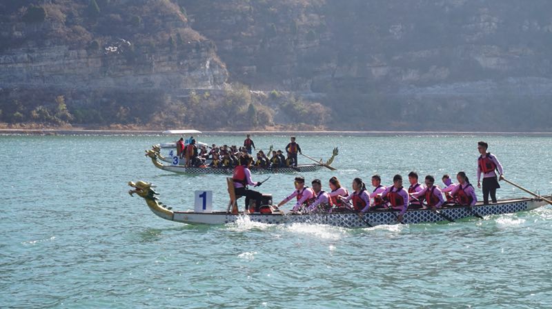 第七届全国大学生龙舟锦标赛天鹅湖挥桨(图)