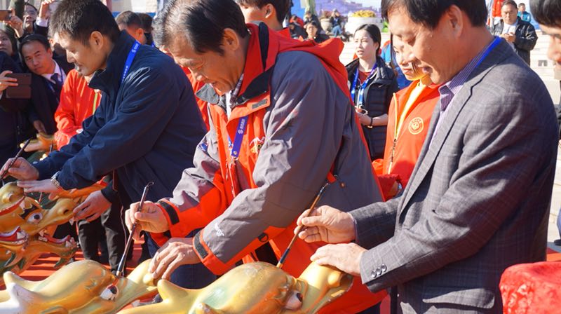 第七届全国大学生龙舟锦标赛天鹅湖挥桨(图)