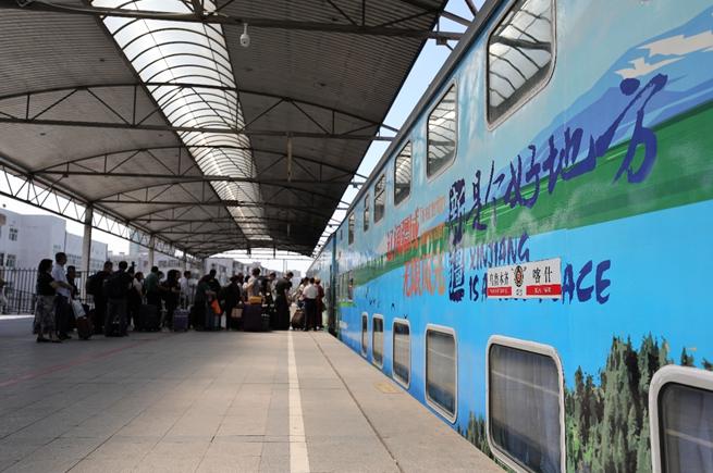 新疆铁路打造“坐着火车游新疆”旅游品牌 “铁路+旅游”释放经济带动效应<BR>