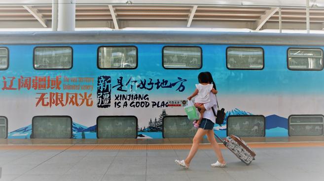 新疆铁路打造“坐着火车游新疆”旅游品牌 “铁路+旅游”释放经济带动效应<BR>