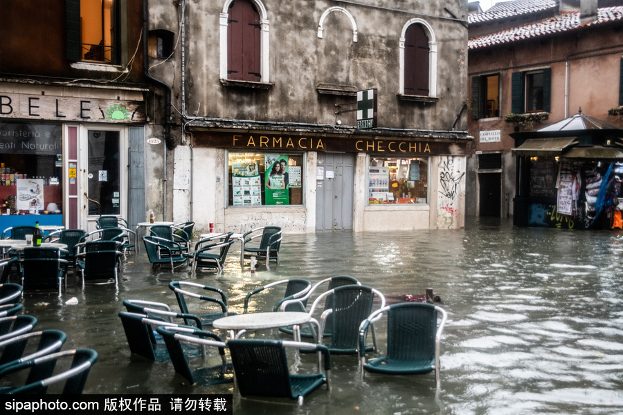 意大利：威尼斯水位暴涨出行不便 水平面最高达160厘米