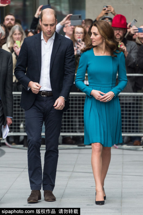 英国威廉王子夫妇访问BBC 凯特王妃一袭孔雀蓝连衣裙靓丽不失端庄