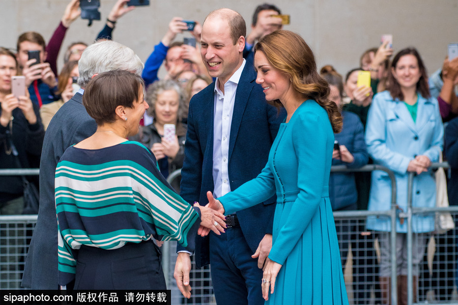 英国威廉王子夫妇访问BBC 凯特王妃一袭孔雀蓝连衣裙靓丽不失端庄