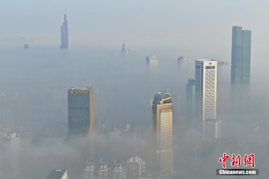 航拍大雾南京 城市楼宇似“天宫胜景”