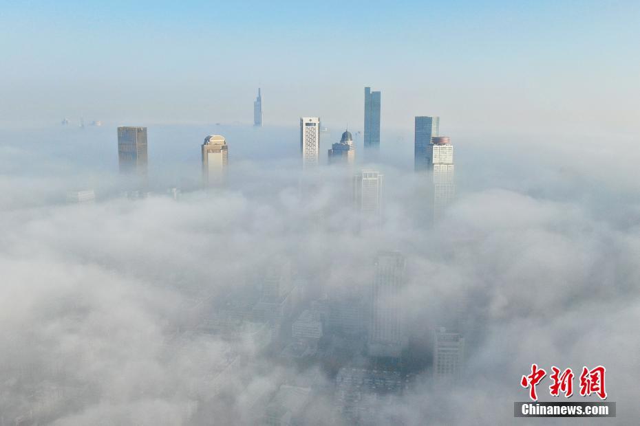 航拍大雾南京 城市楼宇似“天宫胜景”